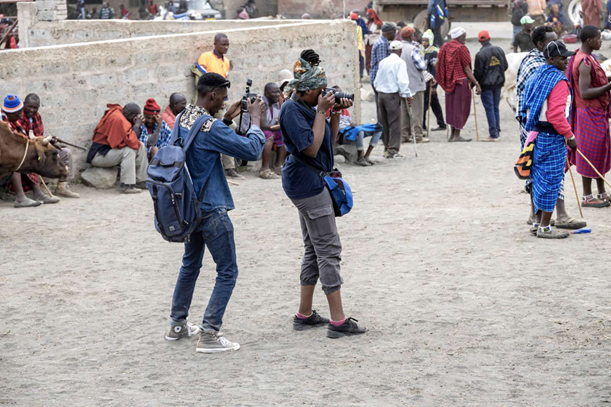 To personer fotograferer med kamera