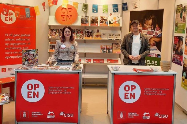 stand med OpEn-logo, hvor der står to personer