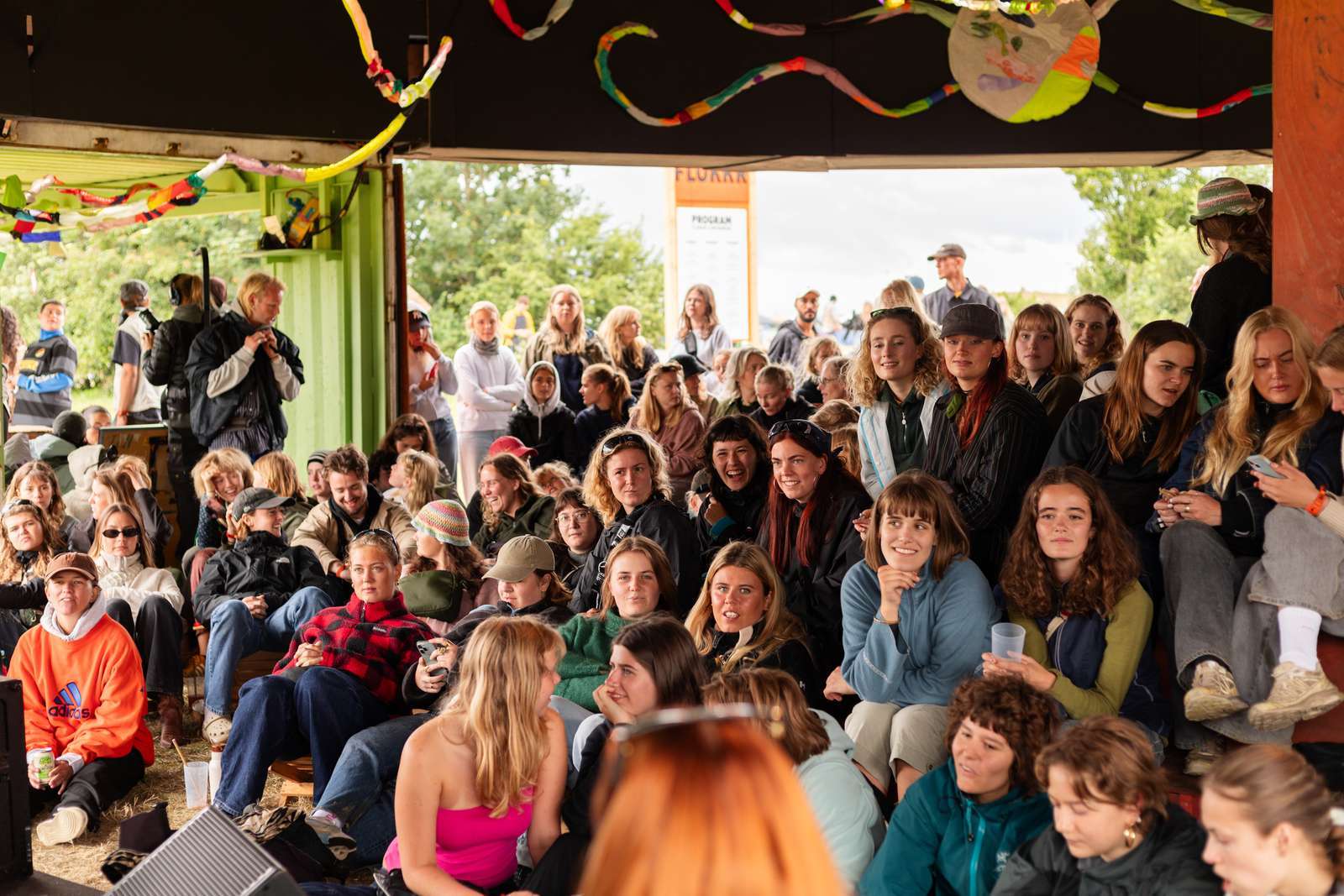 Folk der sidder samlet på Roskilde Festival