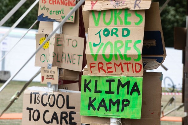 skilte med slogans